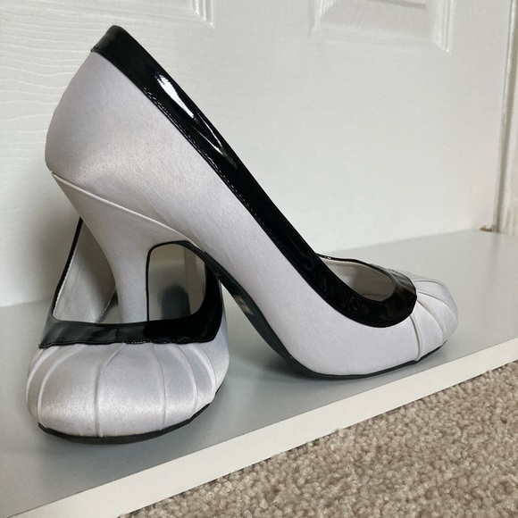 Deb brand women’s black and white heels - worn only once! - Picture 6 of 9